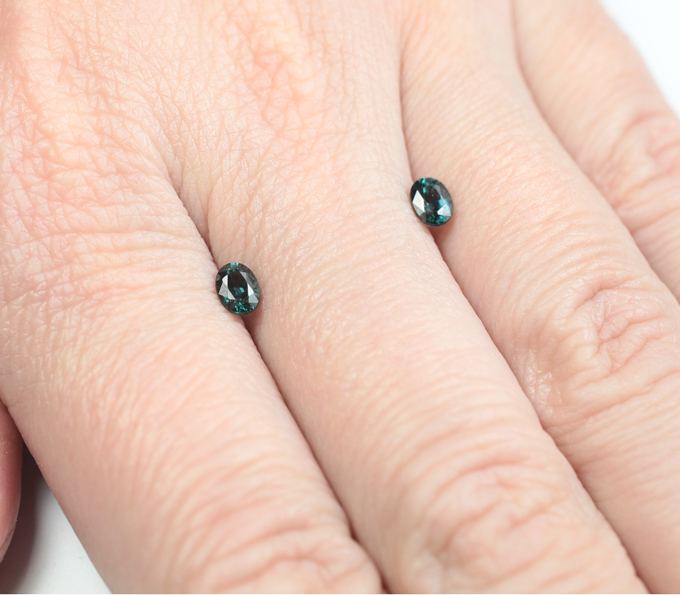 Пара насыщенно-зеленых шпинелей 0,7 карата