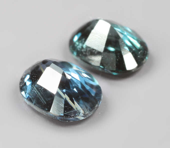 Пара насыщенных шпинелей 0,71 карата