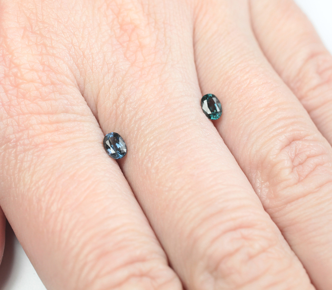 Пара насыщенных шпинелей 0,71 карата