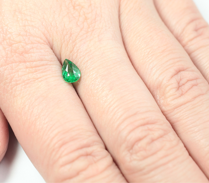 «Неоновый» цаворит 0,8 карата