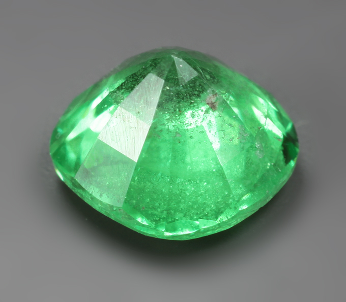 «Неоновый» цаворит 1,76 карата