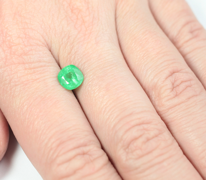 «Неоновый» цаворит 1,76 карата