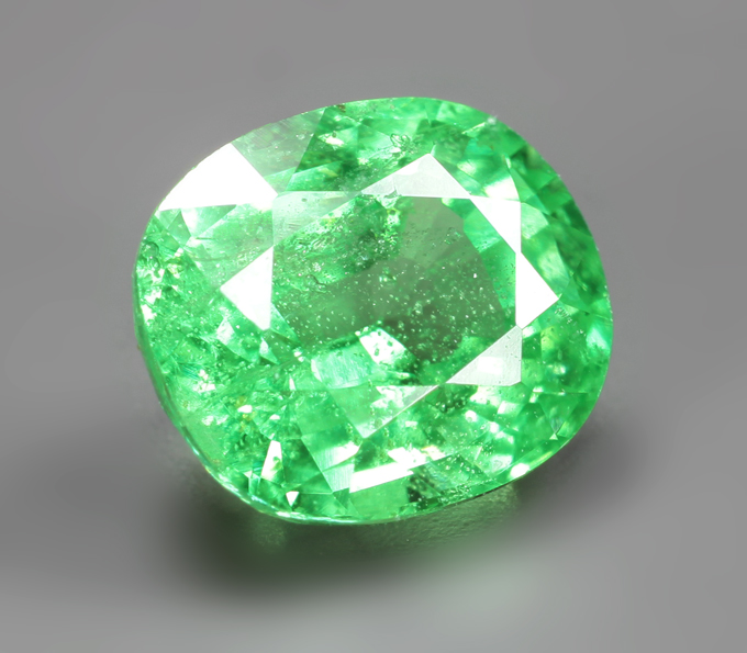 «Неоновый» цаворит 2,03 карата