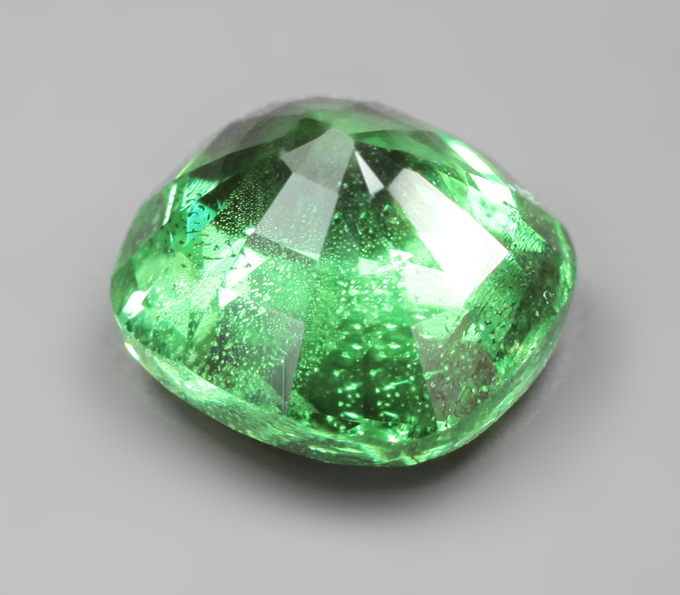 «Неоновый» цаворит 1,24 карата