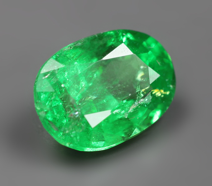 «Неоновый» цаворит 1,22 карата