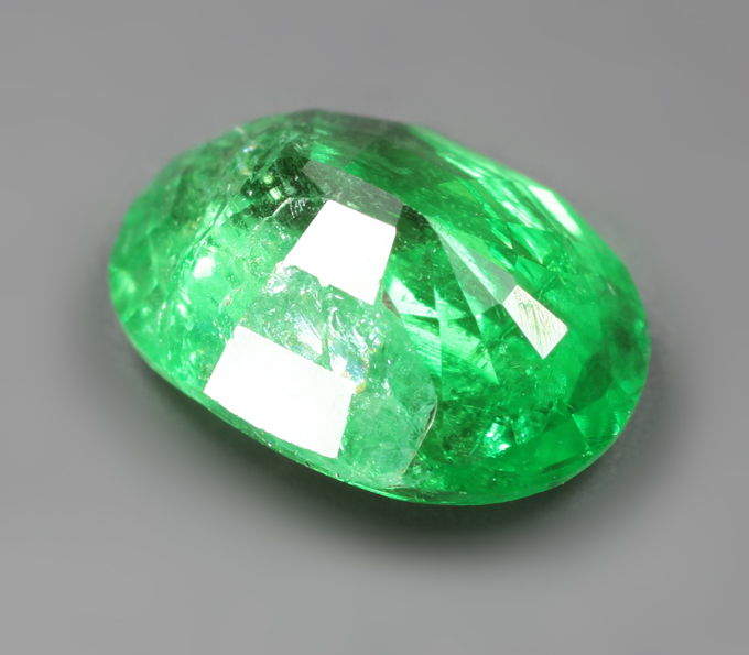 «Неоновый» цаворит 1,22 карата