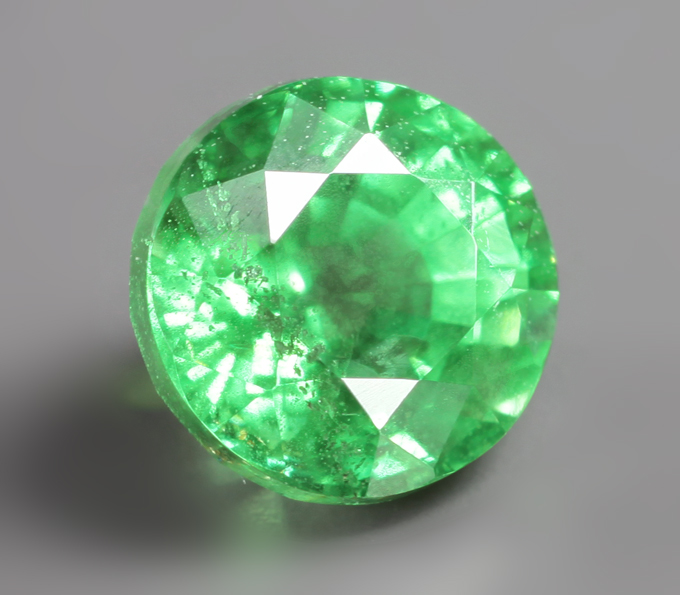 «Неоновый» цаворит 1,2 карата