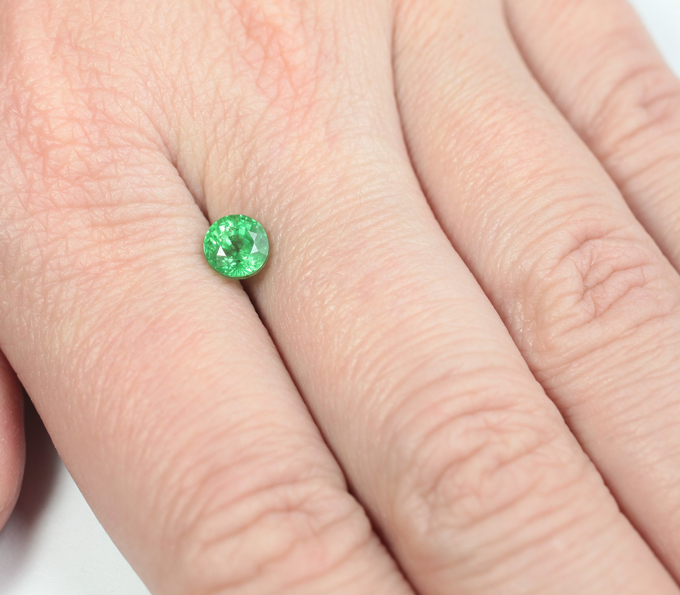 «Неоновый» цаворит 1,2 карата