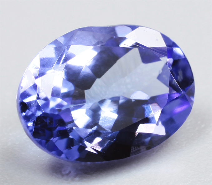 Насыщенный танзанит высокой чистоты 1,05 карата