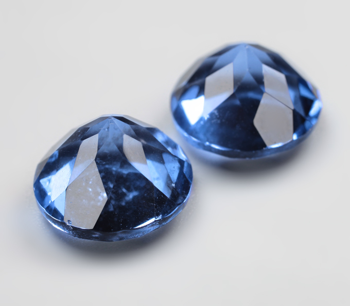 Крупная пара флюоритов со сменой цвета 12,21 карата