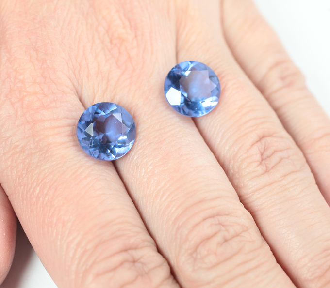 Крупная пара флюоритов со сменой цвета 12,21 карата