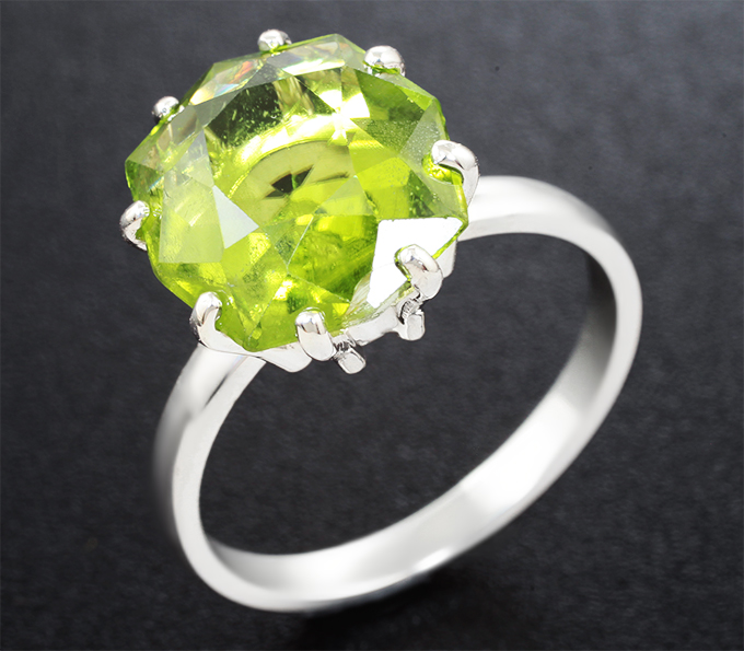 Кольцо c перидотом авторской огранки 5,75 карата