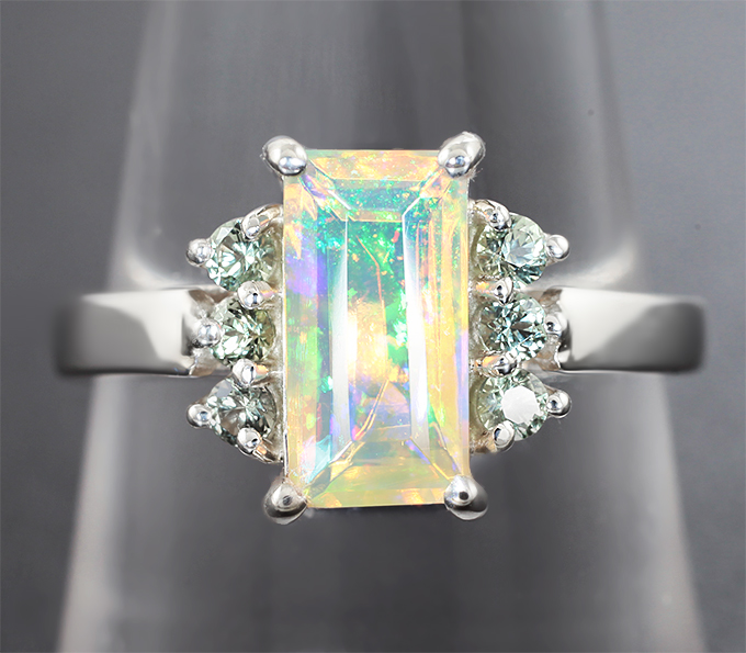 Кольцо c ограненным эфиопским опалом 1,17 карата и зелеными сапфирами