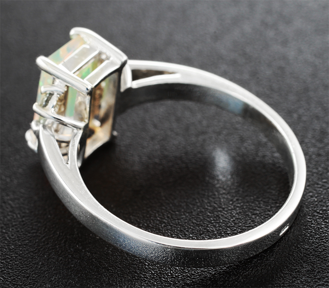 Кольцо c ограненным эфиопским опалом 1,17 карата и зелеными сапфирами
