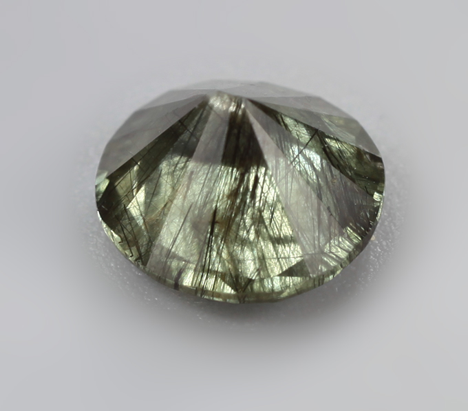 Перидот с включениями рутила 2,34 карата