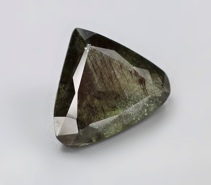 Перидот с включениями рутила 5,44 карата