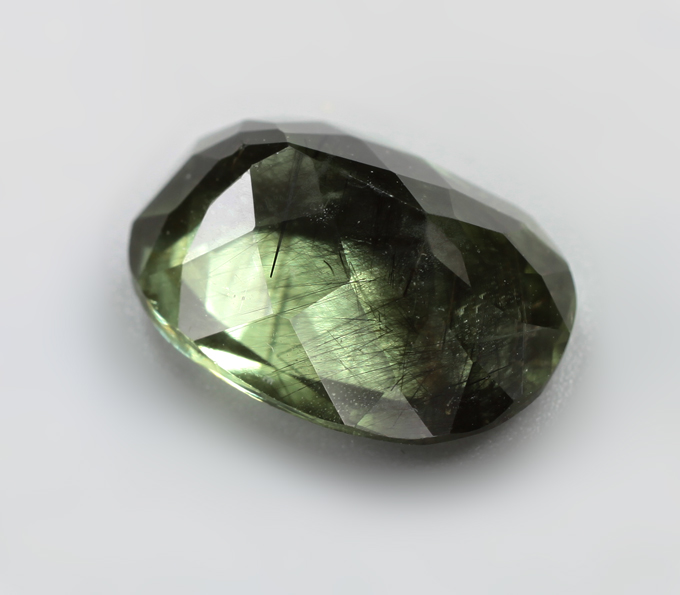 Перидот с включениями рутила 6,53 карата