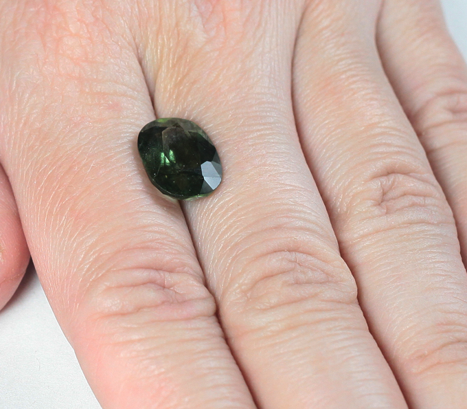 Перидот с включениями рутила 6,53 карата