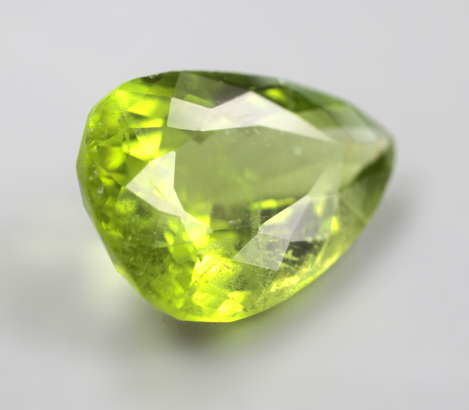 Крупный перидот 8,99 карата