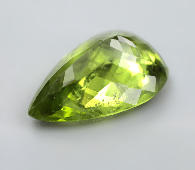 Крупный перидот 8,99 карата