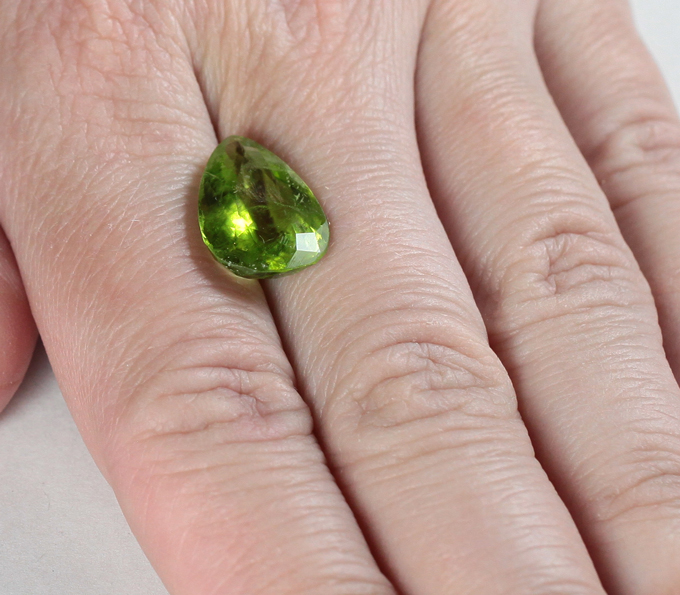 Крупный перидот 8,99 карата