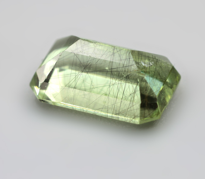 Перидот с включением рутила 1,89 карата