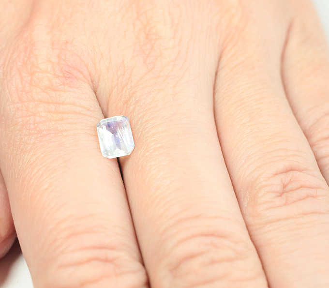 Ограненный лунный камень 1,27 карата