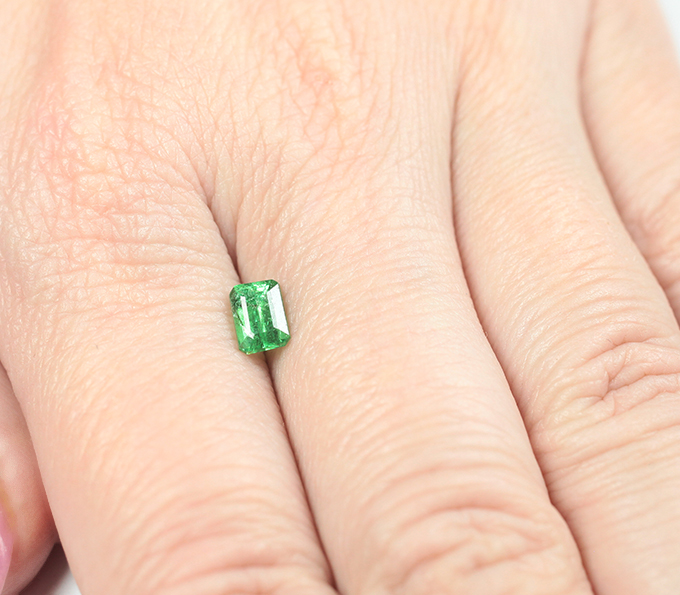 Неоново-зеленый цаворит 0,99 карата