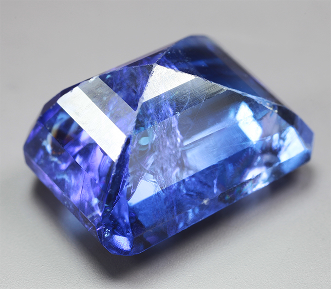 Крупный насыщенный танзанит 20,03 карата