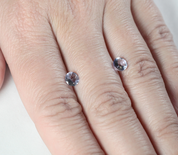 Пара цоизитов высокой чистоты 1,34 карата