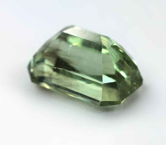 Зеленый апатит 2,01 карата