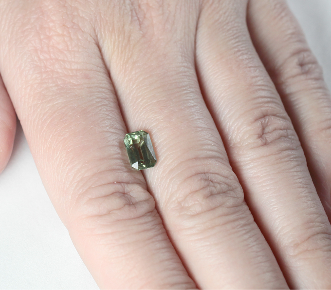 Зеленый апатит 2,01 карата