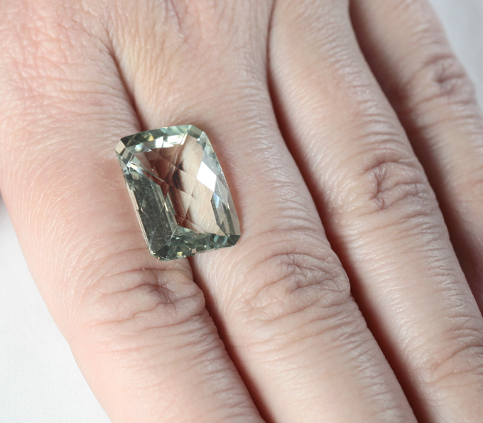 Чистейший зеленый аметист 14,6 карата