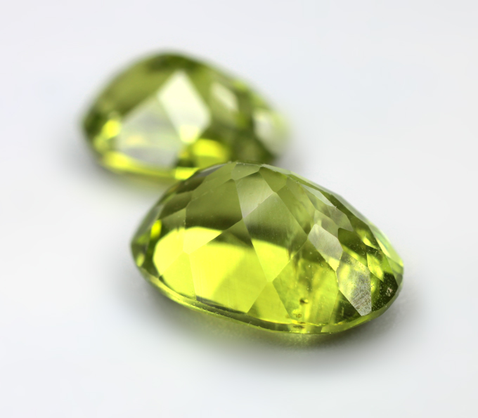 Пара насыщенных перидотов 7,56 карата