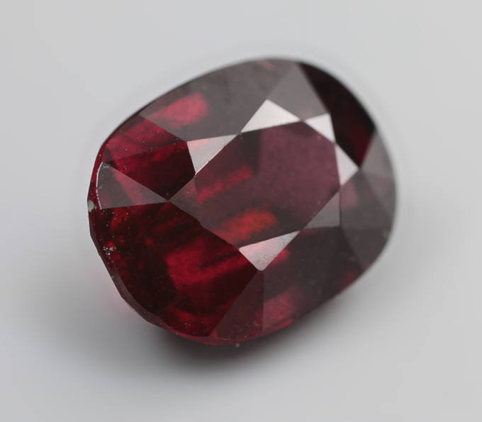 Насыщенный родолит 3,45 карата