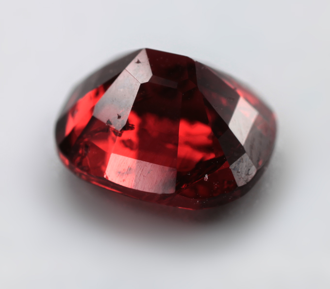 Красная шпинель 2,08 карата