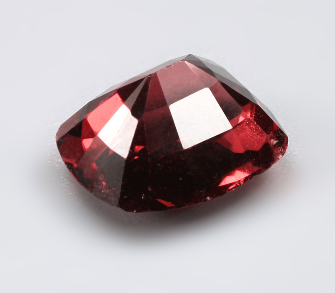 Пироп гранат высокой чистоты 3,22 карата