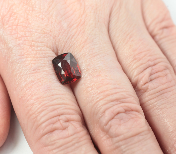 Пироп гранат высокой чистоты 3,8 карата
