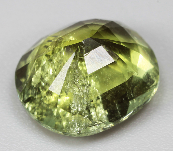 Желтовато-зеленый турмалин 4,33 карата