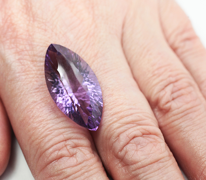 Чистейший крупный аметист лазерной огранки 20,12 карата