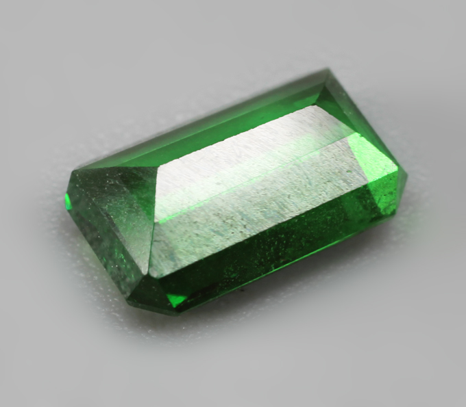 Неоново-зеленый цаворит 0,99 карата