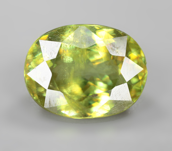 Крупный желтовато-зеленый сфен 3,91 карата