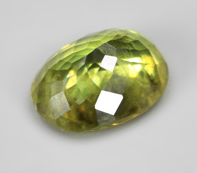 Крупный желтовато-зеленый сфен 3,91 карата