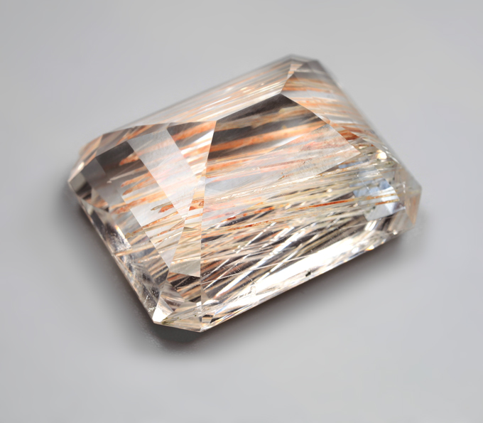 Крупный! Редкий бесцветный топаз с рутилом 83,45 карата!