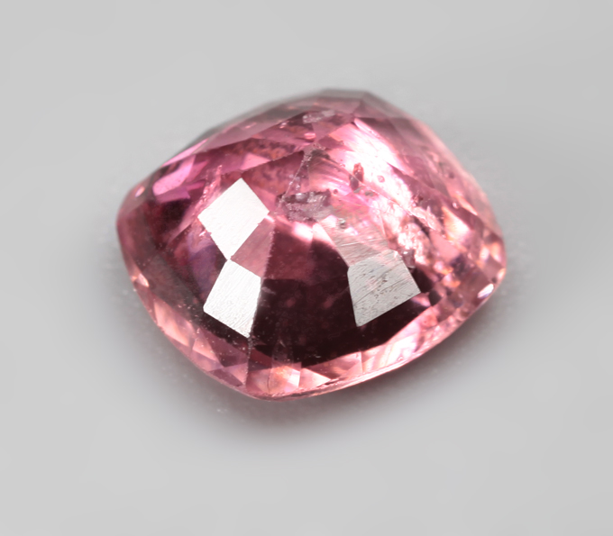 "Неоновая" розовая шпинель 1,35 карата