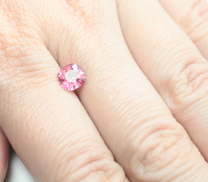 "Неоновая" розовая шпинель 1,35 карата
