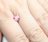 "Неоновая" розовая шпинель 1,35 карата