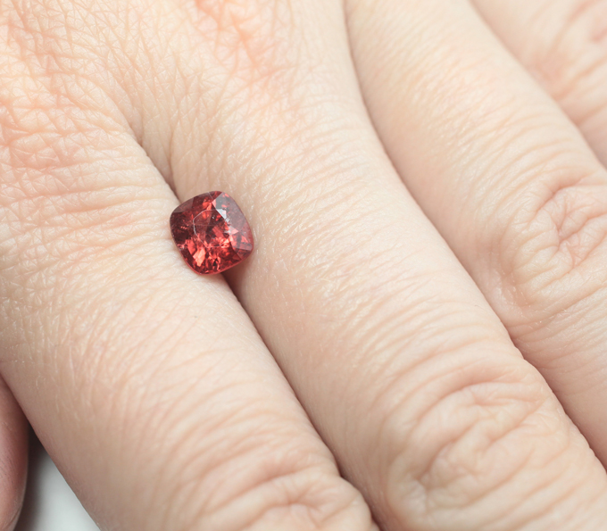 Красновато-оранжевая шпинель 1,64 карата