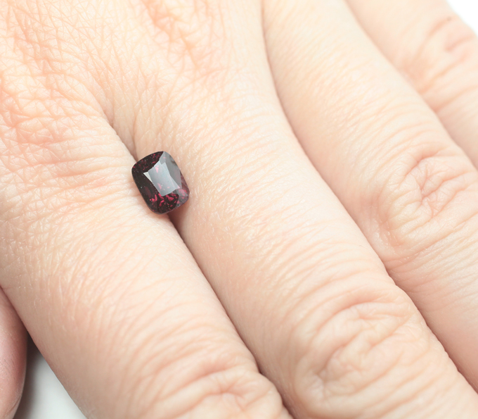 Вишневая шпинель 1,53 карата