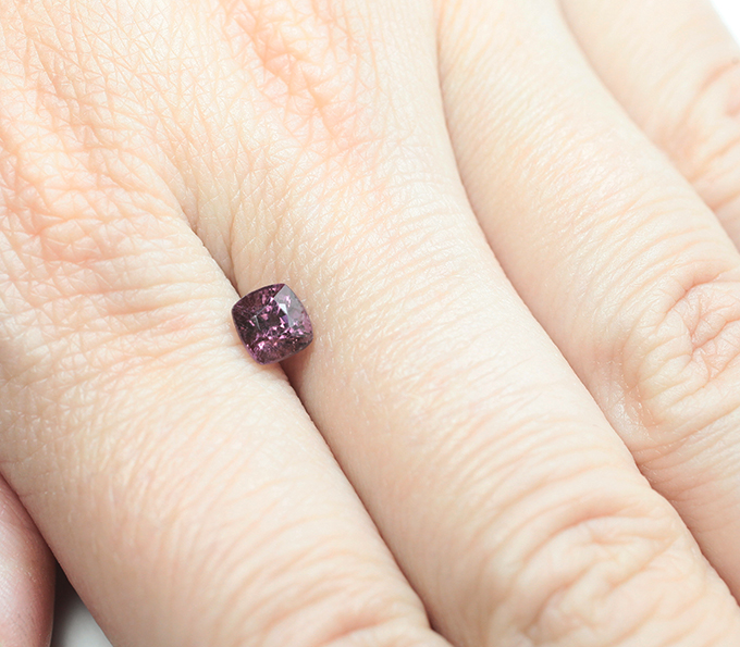 Вишневая шпинель 1,02 карата